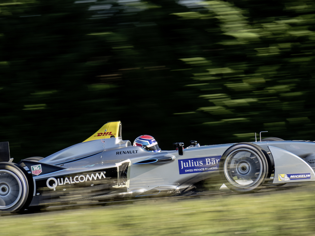 Болид Formula E на трассе